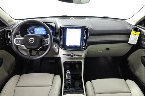 2025 Volvo XC40 B5 Ultra Bright Theme