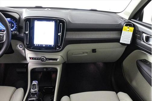 2025 Volvo XC40 B5 Ultra Bright Theme