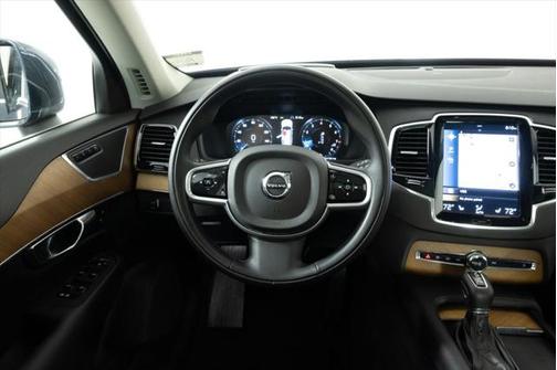 2022 Volvo XC90 T6 Momentum