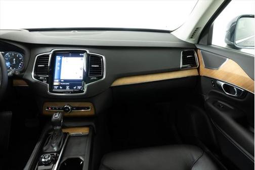 2022 Volvo XC90 T6 Momentum