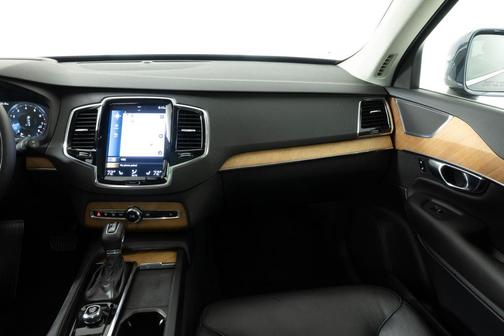 2022 Volvo XC90 T6 Momentum