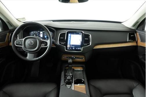 2022 Volvo XC90 T6 Momentum