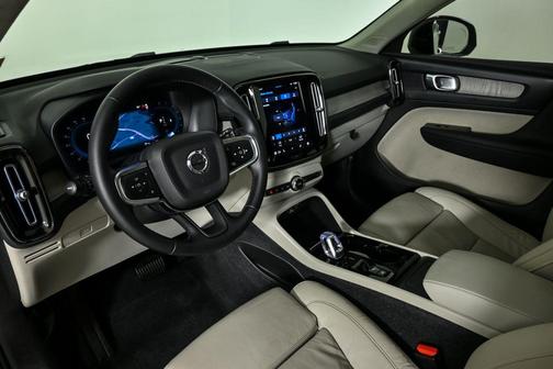 2023 Volvo XC40 B4 Plus Dark Theme