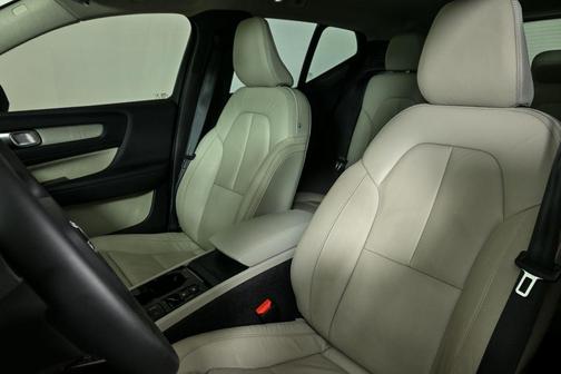 2023 Volvo XC40 B4 Plus Dark Theme
