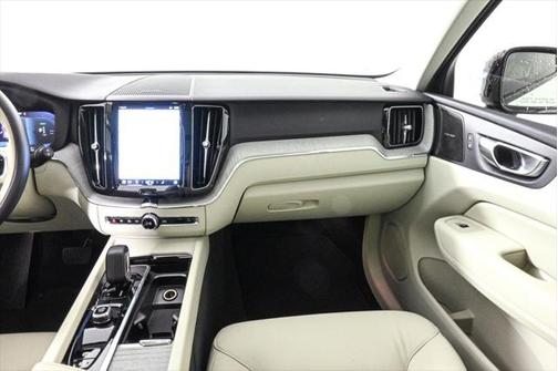 2025 Volvo XC60 Plug-In Hybrid T8 Plus