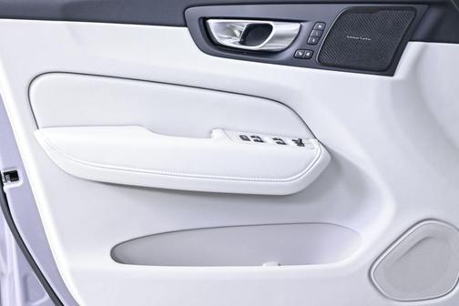 Aurora Silver 2026 Volvo XC60 B5 Ultra