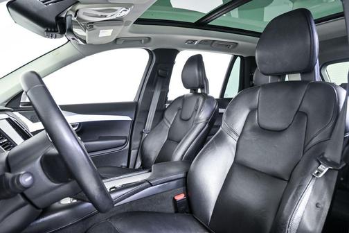 Bright Silver Metallic 2018 Volvo XC90 T6 Momentum