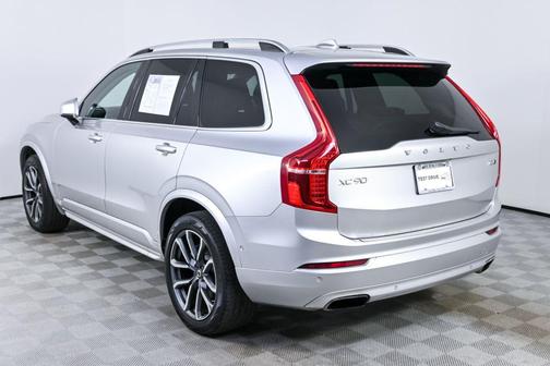 Bright Silver Metallic 2018 Volvo XC90 T6 Momentum