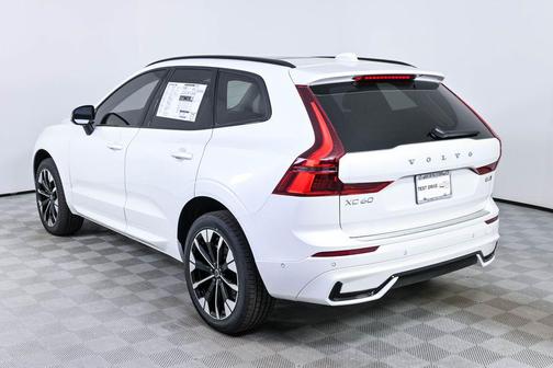 Crystal White Metallic 2026 Volvo XC60 B5 Plus