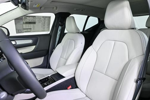 2026 Volvo XC40 B4 Plus