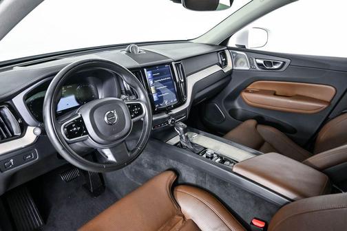 Crystal White Metallic 2018 Volvo XC60 T6 Inscription