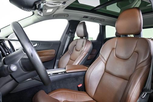 Crystal White Metallic 2018 Volvo XC60 T6 Inscription