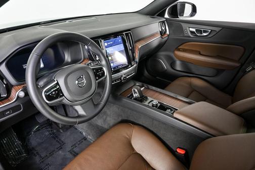 2025 Volvo V60 Cross Country Plus, B5 AWD Gas (mild hybrid)