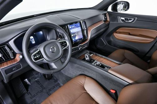 2025 Volvo XC60 B5 Plus