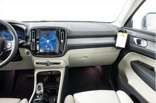 2025 Volvo XC40 B5 Plus Bright Theme