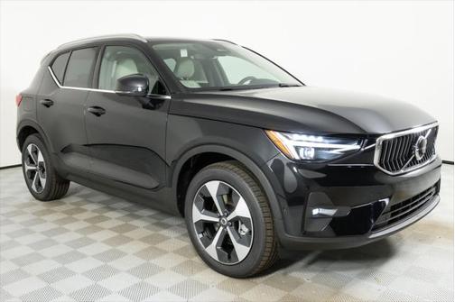2025 Volvo XC40 B5 Plus Bright Theme
