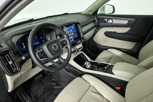 2023 Volvo XC40 B5 Plus Bright Theme
