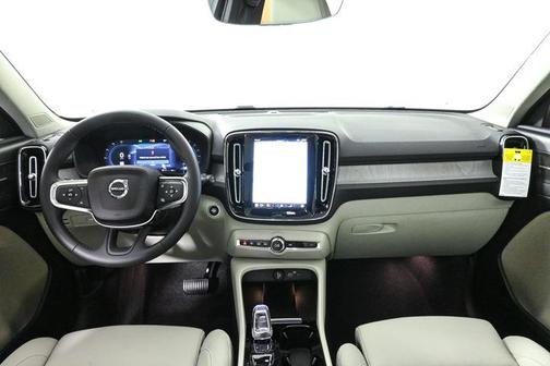 2025 Volvo XC40 B5 Ultra Dark Theme