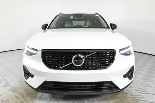 2025 Volvo XC40 B5 Ultra Dark Theme