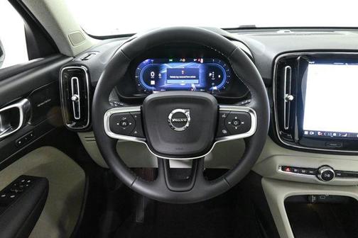 2025 Volvo XC40 B5 Ultra Dark Theme