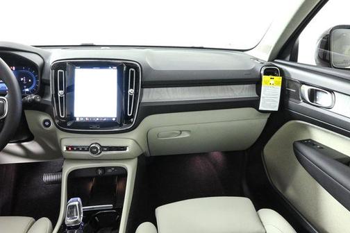 2025 Volvo XC40 B5 Ultra Dark Theme