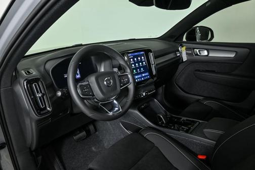 2026 Volvo XC40 B5 Ultra Black Edition