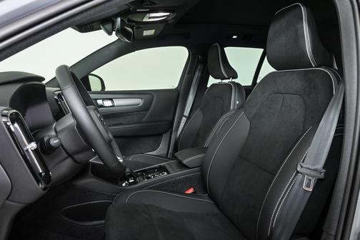 2026 Volvo XC40 B5 Ultra Black Edition