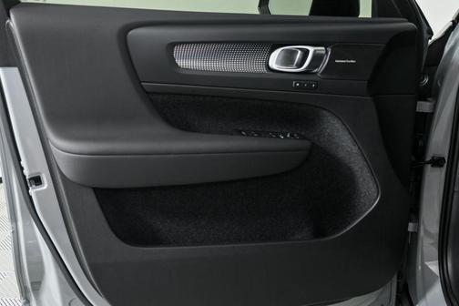 2026 Volvo XC40 B5 Ultra Black Edition