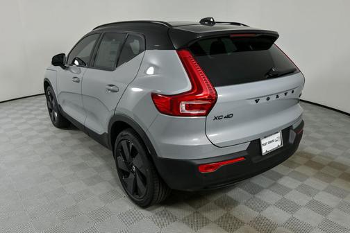 2026 Volvo XC40 B5 Ultra Black Edition