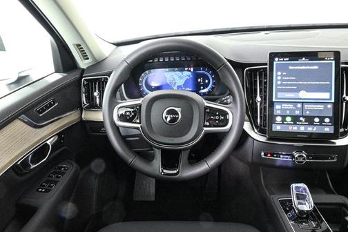 2025 Volvo XC90 B5 Core