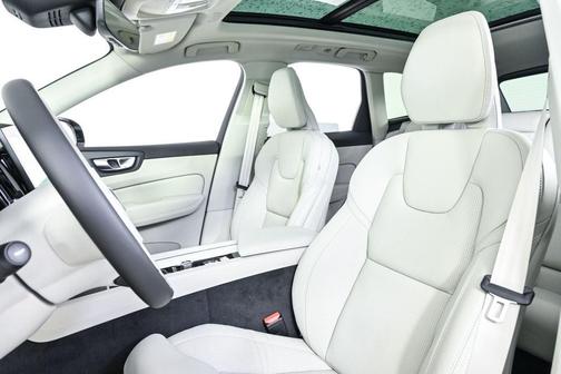 Crystal White Metallic 2026 Volvo XC60 B5 Ultra