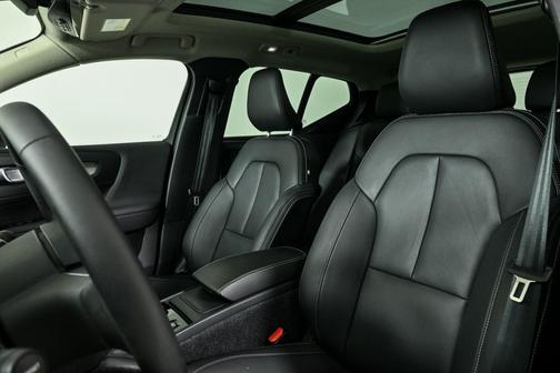 2024 Volvo XC40 B5 Plus Bright Theme