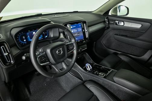 2024 Volvo XC40 B5 Plus Bright Theme