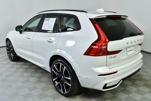 2023 Volvo XC60 B5 Ultimate Dark Theme