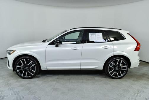 2023 Volvo XC60 B5 Ultimate Dark Theme