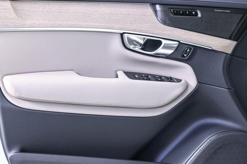 2026 Volvo XC90 Plus, B6 AWD Gas (mild hybrid), Gasoline, Bright, 6 Seats