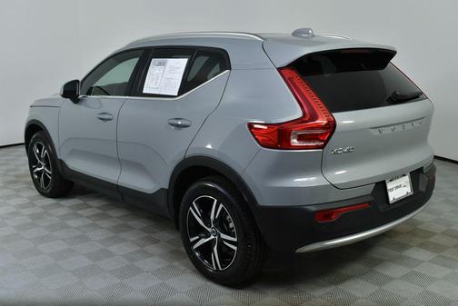 2025 Volvo XC40 B5 Core Bright Theme