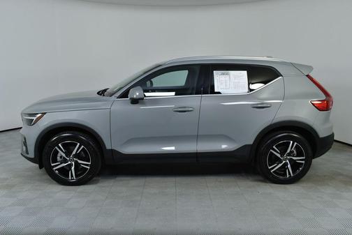 2025 Volvo XC40 B5 Core Bright Theme