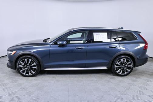 2025 Volvo V60 Cross Country B5 Ultra