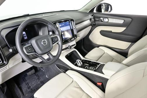 2024 Volvo XC40 B5 Plus Dark Theme