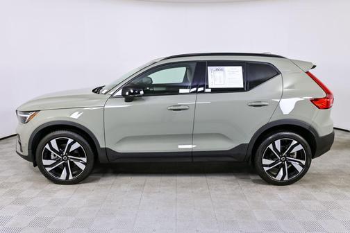 2024 Volvo XC40 B5 Plus Dark Theme