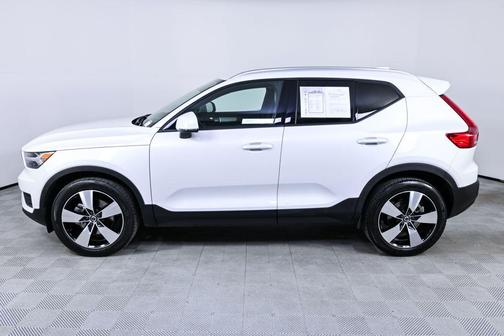 2022 Volvo XC40 T5 Momentum