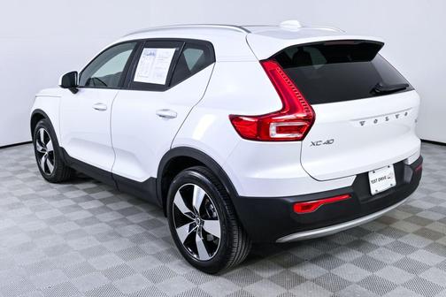2022 Volvo XC40 T5 Momentum