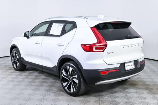 Crystal White Metallic 2024 Volvo XC40 B5 Ultimate Bright Theme