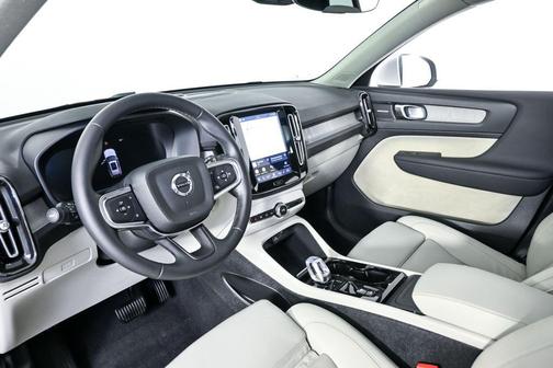 Crystal White Metallic 2024 Volvo XC40 B5 Ultimate Bright Theme