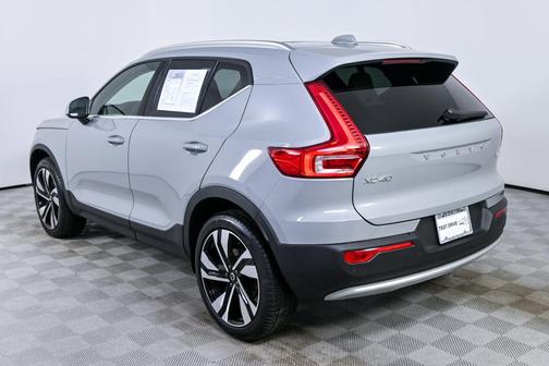 2025 Volvo XC40 B5 Ultra Bright Theme