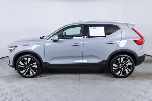 2025 Volvo XC40 B5 Ultra Bright Theme