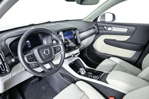 2025 Volvo XC40 B5 Ultra Bright Theme