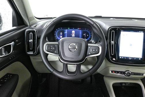 2025 Volvo XC40 B5 Ultra Bright Theme