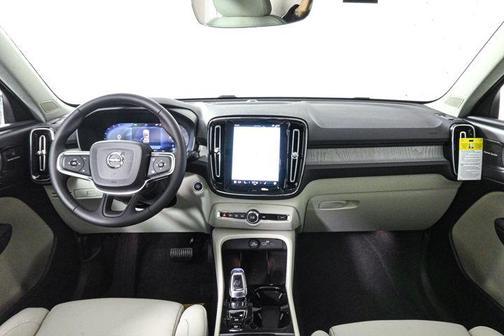 2025 Volvo XC40 B5 Ultra Bright Theme